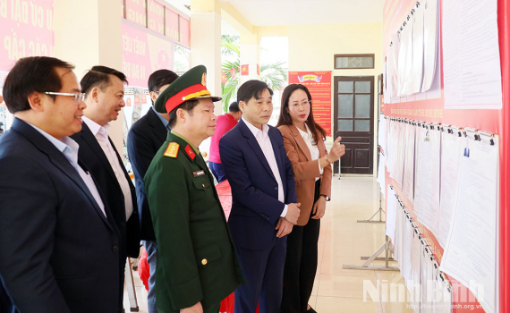 Đồng ch&iacute; Ph&oacute; chủ tịch UBND tỉnh Nguyễn Anh Chức kiểm tra c&ocirc;ng t&aacute;c bầu cử tại một số địa phương