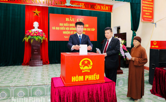 Đồng ch&iacute; B&iacute; thư Tỉnh ủy Trần Huy Tuấn dự khai mạc v&agrave; bỏ phiếu tại Khu vực bỏ phiếu số 31, phường Hoa Lư