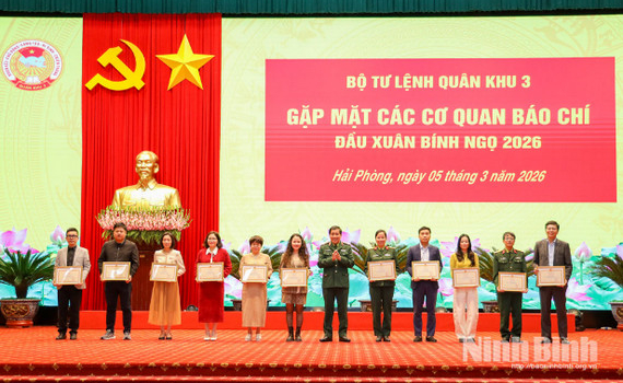 Bộ Tư lệnh Qu&acirc;n khu 3 gặp mặt c&aacute;c cơ quan b&aacute;o ch&iacute; đầu Xu&acirc;n B&iacute;nh Ngọ 2026