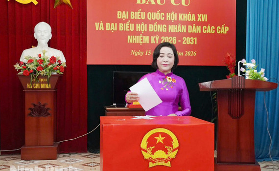 Đồng ch&iacute; Ph&oacute; Chủ tịch Quốc hội Nguyễn Thị Thanh v&agrave; c&aacute;c đồng ch&iacute; Thường trực Tỉnh ủy dự lễ khai mạc bầu cử tại c&aacute;c địa phương