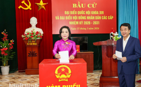 Đồng ch&iacute; Ph&oacute; Chủ tịch Quốc hội Nguyễn Thị Thanh v&agrave; đồng ch&iacute; Chủ tịch UBND tỉnh Nguyễn Thanh B&igrave;nh dự lễ khai mạc bầu cử v&agrave; bỏ phiếu tại Khu vực bỏ phiếu số 27, phường Hoa Lư