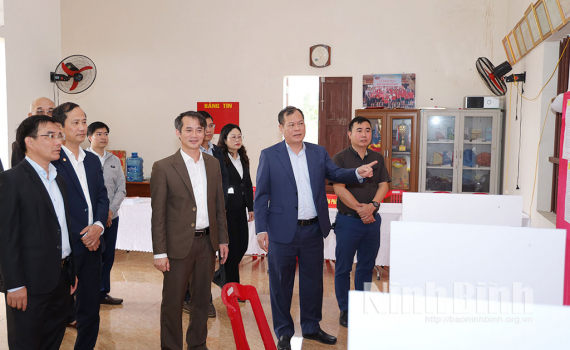 Đồng ch&iacute; L&ecirc; Quốc Chỉnh, Ph&oacute; B&iacute; thư Tỉnh ủy, Chủ tịch HĐND tỉnh kiểm tra c&ocirc;ng t&aacute;c bầu cử tại x&atilde; Ninh Cường, Minh Th&aacute;i