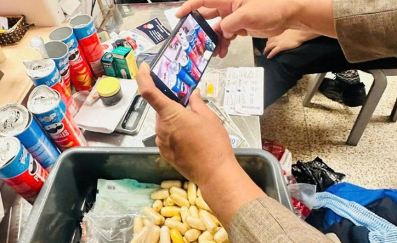 Thu giữ 3,6kg ma t&uacute;y ngụy trang trong c&aacute;c hộp bim bim nhập cảnh qua đường h&agrave;ng kh&ocirc;ng