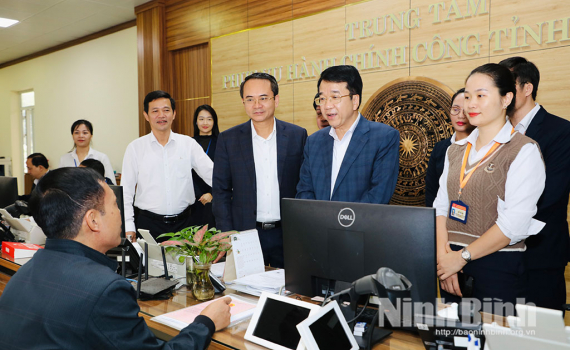 Đồng ch&iacute; Chủ tịch UBND tỉnh Nguyễn Thanh B&igrave;nh thăm, kiểm tra Trung t&acirc;m Phục vụ h&agrave;nh ch&iacute;nh c&ocirc;ng tỉnh