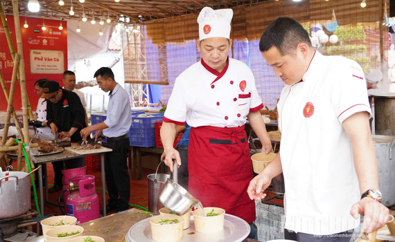 Rộn r&agrave;ng chương tr&igrave;nh tham quan trải nghiệm phở V&acirc;n C&ugrave;