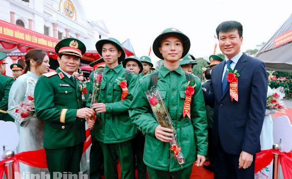 C&aacute;c đồng ch&iacute; Thường trực Tỉnh ủy dự lễ giao nhận qu&acirc;n năm 2026