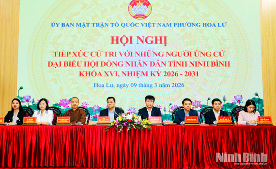 Đồng ch&iacute; B&iacute; thư Tỉnh ủy Trần Huy Tuấn v&agrave; c&aacute;c ứng cử vi&ecirc;n đại biểu HĐND tỉnh kh&oacute;a XVI tiếp x&uacute;c cử tri phường Hoa Lư