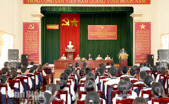 Đồng ch&iacute; Mai Văn Tuất, Ph&oacute; B&iacute; thư Tỉnh ủy, Chủ tịch Ủy ban MTTQ Việt Nam tỉnh v&agrave; c&aacute;c ứng cử vi&ecirc;n đại biểu HĐND tỉnh tiếp x&uacute;c cử tri x&atilde; Y&ecirc;n Mạc