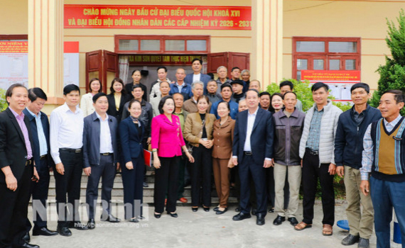 Ph&oacute; Chủ tịch Quốc hội Nguyễn Thị Thanh v&agrave; c&aacute;c ứng cử vi&ecirc;n đại biểu Quốc hội kh&oacute;a XVI tiếp x&uacute;c cử tri x&atilde; Kim Sơn, Chất B&igrave;nh