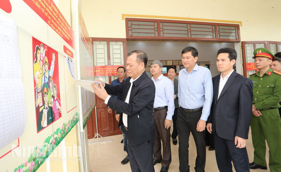 Đồng ch&iacute; Ph&oacute; B&iacute; thư Tỉnh ủy, Chủ tịch HĐND tỉnh L&ecirc; Quốc Chỉnh kiểm tra c&ocirc;ng t&aacute;c bầu cử tại một số địa phương