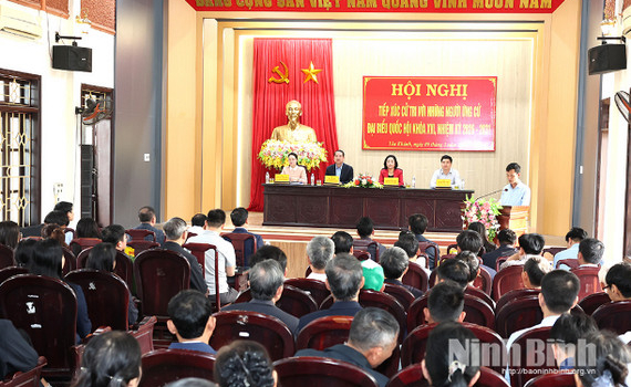 Ph&oacute; Chủ tịch Quốc hội Nguyễn Thị Thanh v&agrave; c&aacute;c ứng cử vi&ecirc;n đại biểu Quốc hội kh&oacute;a XVI tiếp x&uacute;c cử tri x&atilde; Y&ecirc;n Kh&aacute;nh