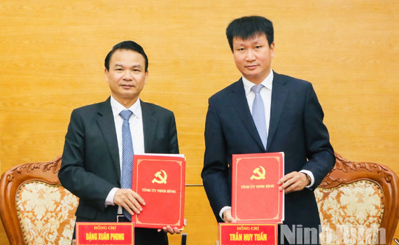 Hội nghị b&agrave;n giao nhiệm vụ B&iacute; thư Tỉnh ủy Ninh B&igrave;nh nhiệm kỳ 2025-2030