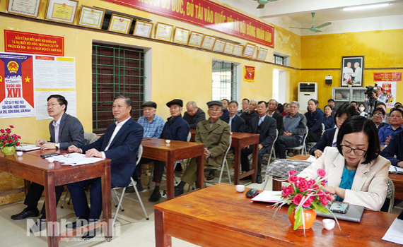 Đồng ch&iacute; Trưởng Ban Tổ chức Tỉnh ủy Đinh Việt Dũng dự sinh hoạt tại Chi bộ Tổ d&acirc;n phố Thanh Nộn 2 v&agrave; kiểm tra c&ocirc;ng t&aacute;c bầu cử tại một số địa phương