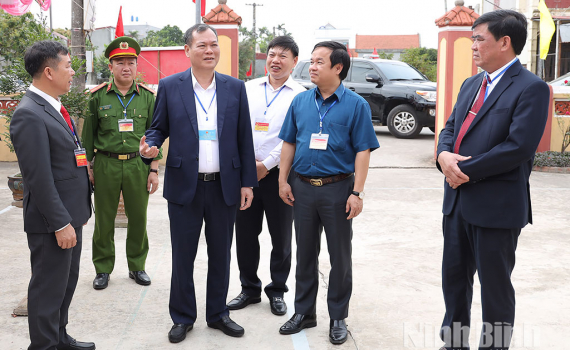 Đồng ch&iacute; Ph&oacute; B&iacute; thư Tỉnh ủy, Chủ tịch HĐND tỉnh L&ecirc; Quốc Chỉnh kiểm tra c&ocirc;ng t&aacute;c bầu cử tại c&aacute;c địa phương