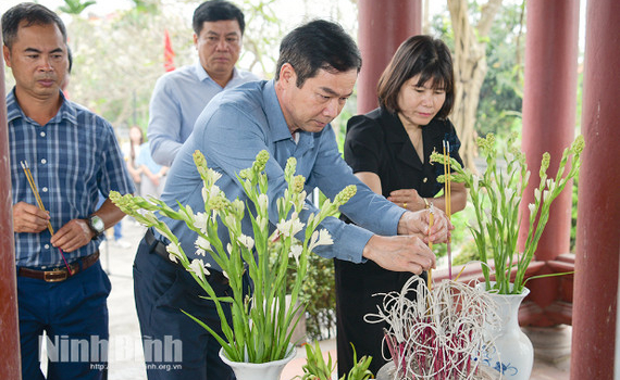 Li&ecirc;n minh HTX tỉnh d&acirc;ng hương tại Khu lưu niệm B&aacute;c Hồ nh&acirc;n kỷ niệm 80 năm Ng&agrave;y Hợp t&aacute;c x&atilde; Việt Nam