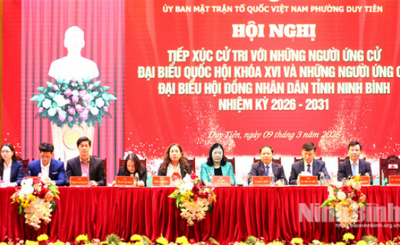 Ph&oacute; Chủ nhiệm Thường trực Ủy ban D&acirc;n nguyện v&agrave; Gi&aacute;m s&aacute;t của Quốc hội L&ecirc; Thị Nga c&ugrave;ng c&aacute;c ứng cử vi&ecirc;n Quốc hội, HĐND tỉnh tiếp x&uacute;c cử tri phường Duy Ti&ecirc;n, Duy T&acirc;n