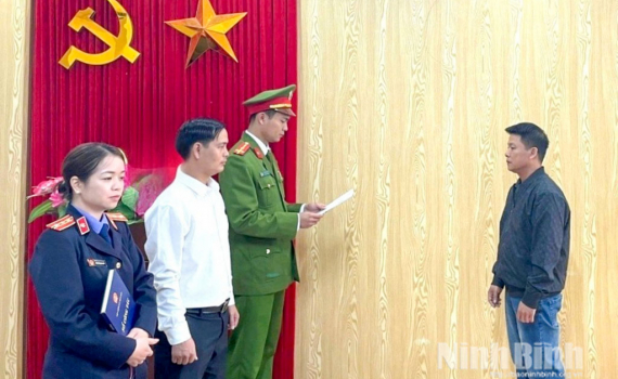 Cơ quan Cảnh s&aacute;t điều tra C&ocirc;ng an tỉnh khởi tố, bắt tạm giam bị can sản xuất dấm ăn giả với số lượng lớn