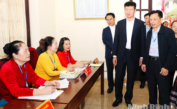 Đồng ch&iacute; B&iacute; thư Tỉnh ủy Trần Huy Tuấn kiểm tra c&ocirc;ng t&aacute;c bầu cử tại một số khu vực bỏ phiếu của phường Hoa Lư