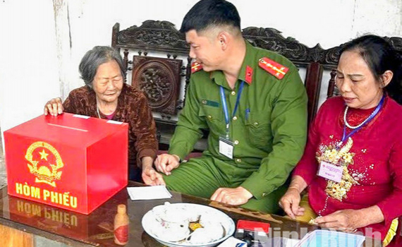 Lực lượng C&ocirc;ng an tỉnh phối hợp mang h&ograve;m phiếu phụ cho cử tri đặc th&ugrave; bỏ phiếu, thực hiện quyền c&ocirc;ng d&acirc;n