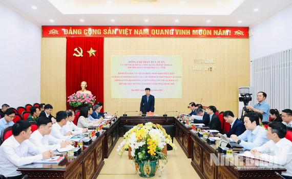 Đồng ch&iacute; B&iacute; thư Tỉnh ủy Trần Huy Tuấn kiểm tra việc triển khai nghị quyết đại hội Đảng c&aacute;c cấp v&agrave; c&ocirc;ng t&aacute;c bầu cử tại c&aacute;c địa phương