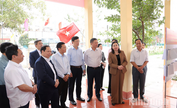 Đồng ch&iacute; Ph&oacute; B&iacute; thư Thường trực Tỉnh ủy Đinh Thị Lụa kiểm tra c&ocirc;ng t&aacute;c bầu cử tại một số địa phương