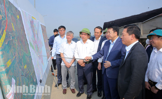 Đồng ch&iacute; Chủ tịch UBND tỉnh Nguyễn Thanh B&igrave;nh kiểm tra một số dự &aacute;n giao th&ocirc;ng trọng điểm