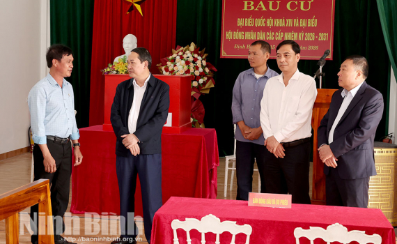 Đồng ch&iacute; Mai Văn Tuất, Ph&oacute; B&iacute; thư Tỉnh ủy, Chủ tịch Ủy ban MTTQ Việt Nam tỉnh kiểm tra c&ocirc;ng t&aacute;c bầu cử tại c&aacute;c địa phương