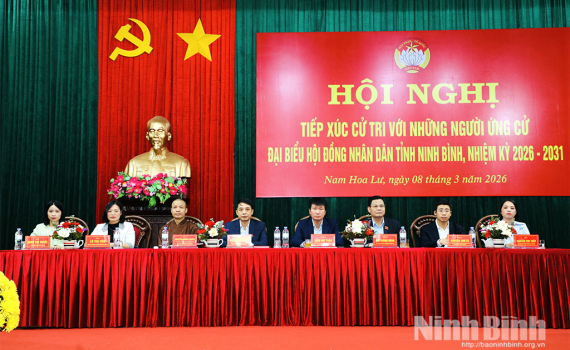 Đồng ch&iacute; B&iacute; thư Tỉnh ủy Trần Huy Tuấn v&agrave; c&aacute;c ứng cử vi&ecirc;n đại biểu HĐND tỉnh kh&oacute;a XVI tiếp x&uacute;c cử tri phường Nam Hoa Lư