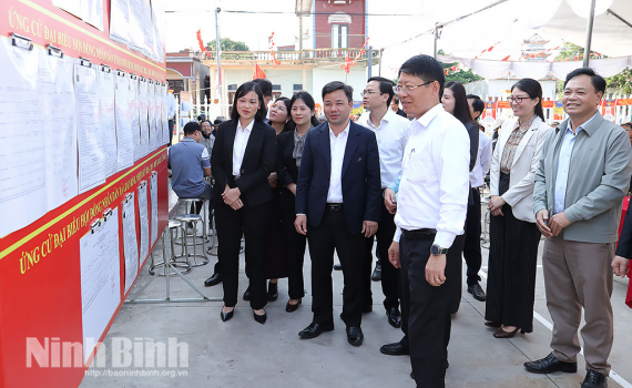 Đồng ch&iacute; Ph&oacute; Chủ tịch Thường trực UBND tỉnh Trần Song T&ugrave;ng kiểm tra c&ocirc;ng t&aacute;c bầu cử tại một số địa phương
