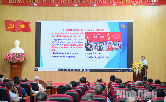 Tuy&ecirc;n truyền, phổ biến ph&aacute;p luật về Luật Bầu cử đại biểu Quốc hội v&agrave; đại biểu HĐND tại phường Hoa Lư