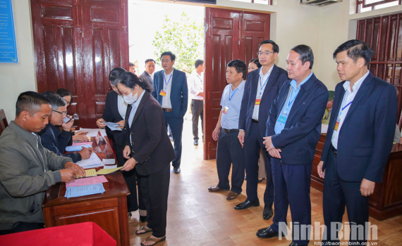 Đồng ch&iacute; Mai Văn Tuất, Ph&oacute; B&iacute; thư Tỉnh ủy, Chủ tịch Ủy ban MTTQ Việt Nam tỉnh kiểm tra c&ocirc;ng t&aacute;c bầu cử tại một số địa phương