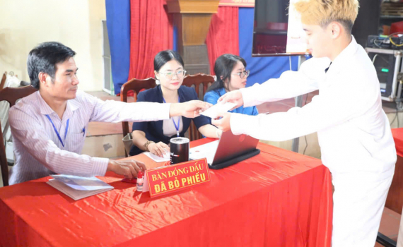 Đến 19 giờ 05 ph&uacute;t ng&agrave;y 15/3, đ&atilde; c&oacute; 99,6% cử tri Ninh B&igrave;nh tham gia bỏ phiếu bầu cử