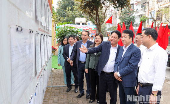 Đồng ch&iacute; Chủ tịch UBND tỉnh Nguyễn Thanh B&igrave;nh kiểm tra c&ocirc;ng t&aacute;c bầu cử tại một số địa phương