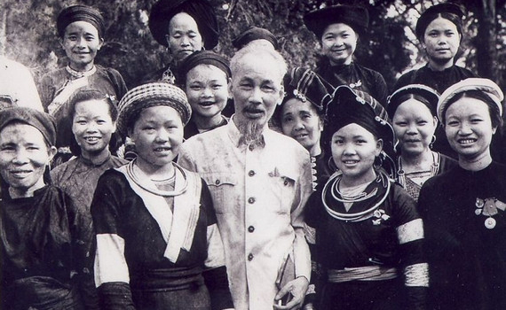 B&aacute;c Hồ với chiến sĩ người d&acirc;n tộc