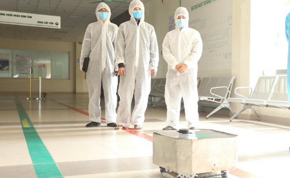 Chế tạo th&agrave;nh c&ocirc;ng robot lau s&agrave;n khử khuẩn ph&ograve;ng bệnh