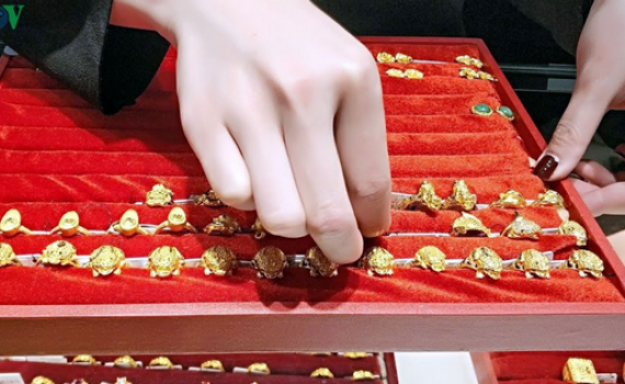Gi&aacute; v&agrave;ng trong nước đi ngang khi gi&aacute; v&agrave;ng thế giới giảm