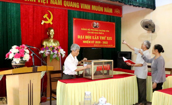 Ho&atilde;n Đại hội Đảng c&aacute;c cấp cũng l&agrave; giải ph&aacute;p để chống Covid-19