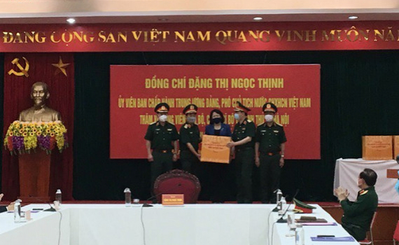 Ph&oacute; Chủ tịch nước thăm v&agrave; động vi&ecirc;n c&aacute;n bộ chiến sỹ chống dịch Covid-19