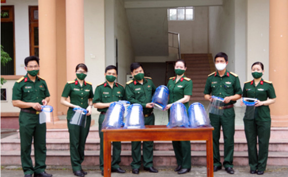 Tặng qu&agrave; một số đơn vị y tế thực hiện nhiệm vụ chống dịch