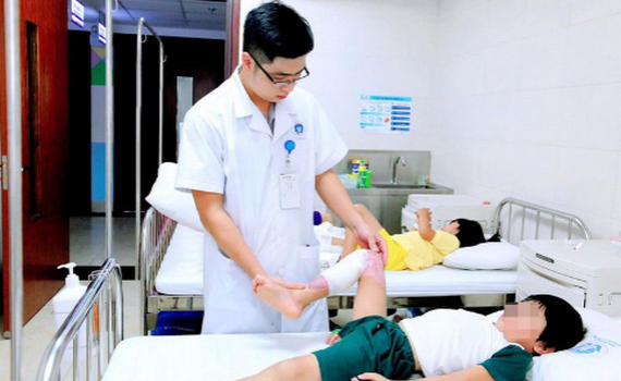 Tự mua thuốc s&aacute;t tr&ugrave;ng vết bỏng, b&eacute; trai bị hoại tử v&ugrave;ng đ&ugrave;i v&agrave; ch&acirc;n