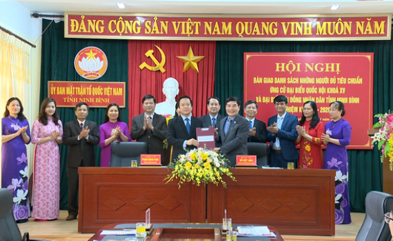 B&agrave;n giao danh s&aacute;ch người ứng cử ĐBQH kh&oacute;a XV v&agrave; đại biểu HĐND tỉnh nhiệm kỳ 2021-2026