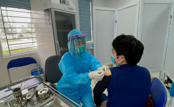 Ho&agrave;n th&agrave;nh việc ti&ecirc;m vaccine ph&ograve;ng COVID-19 đợt 2 v&agrave;o 15/5