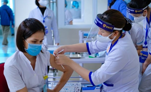 Hơn 55.000 người đ&atilde; ti&ecirc;m vắc xin COVID-19