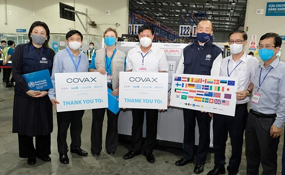 Hơn 800.000 liều vắc xin ph&ograve;ng COVID-19 của COVAX đ&atilde; về đến Việt Nam