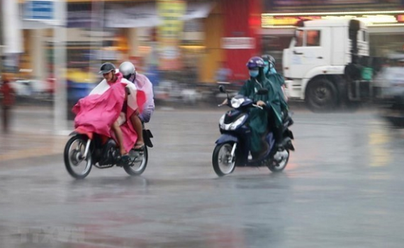 Khu vực Nam Bộ ng&agrave;y nắng n&oacute;ng, chiều tối c&oacute; mưa r&agrave;o v&agrave; d&ocirc;ng 
