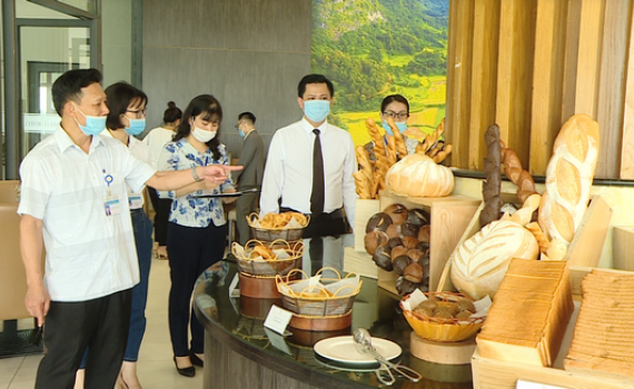 Kiểm tra an to&agrave;n thực phẩm phục vụ Lễ khai mạc Năm Du lịch Quốc gia