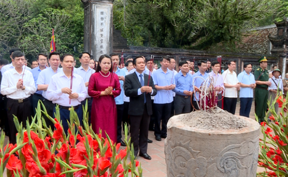 Lễ d&acirc;ng hương tại Khu di t&iacute;ch Quốc gia đặc biệt Cố đ&ocirc; Hoa Lư