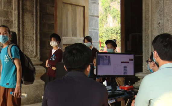 ​Người d&acirc;n chấp h&agrave;nh nghi&ecirc;m c&aacute;c quy định ph&ograve;ng chống dịch Covid-19 tại Lễ hội Hoa Lư 2021