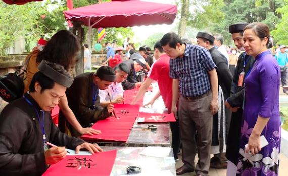 Nhiều hoạt động s&ocirc;i nổi tại Lễ hội Hoa Lư