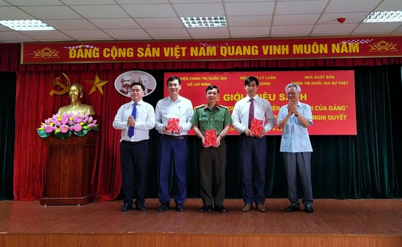 Ra mắt ấn phẩm &ldquo;Những điểm mới trong c&aacute;c văn kiện Đại hội XIII của Đảng&rdquo;